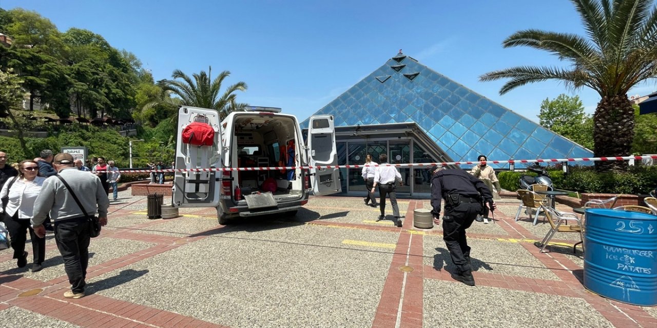 AVM'deki mağazada çıkan yangın sonucu tavan çöktü