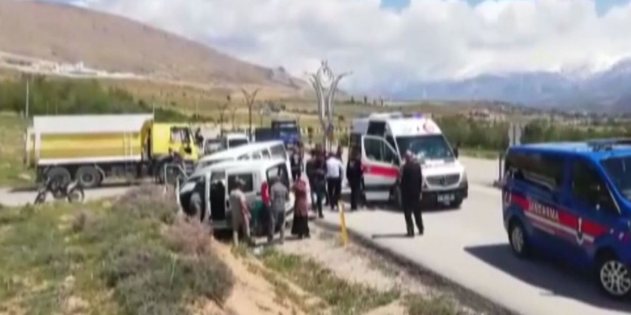 Konya’da minibüs ile otomobil çarpıştı! 6 kişi yaralandı