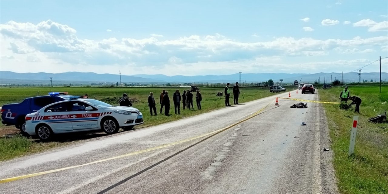 Otomobilin çarptığı motosiklet sürücüsü öldü