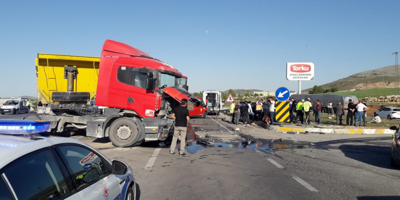 Konya’da kamyonla otomobil çarpıştı: 1’i ağır 2 yaralı var