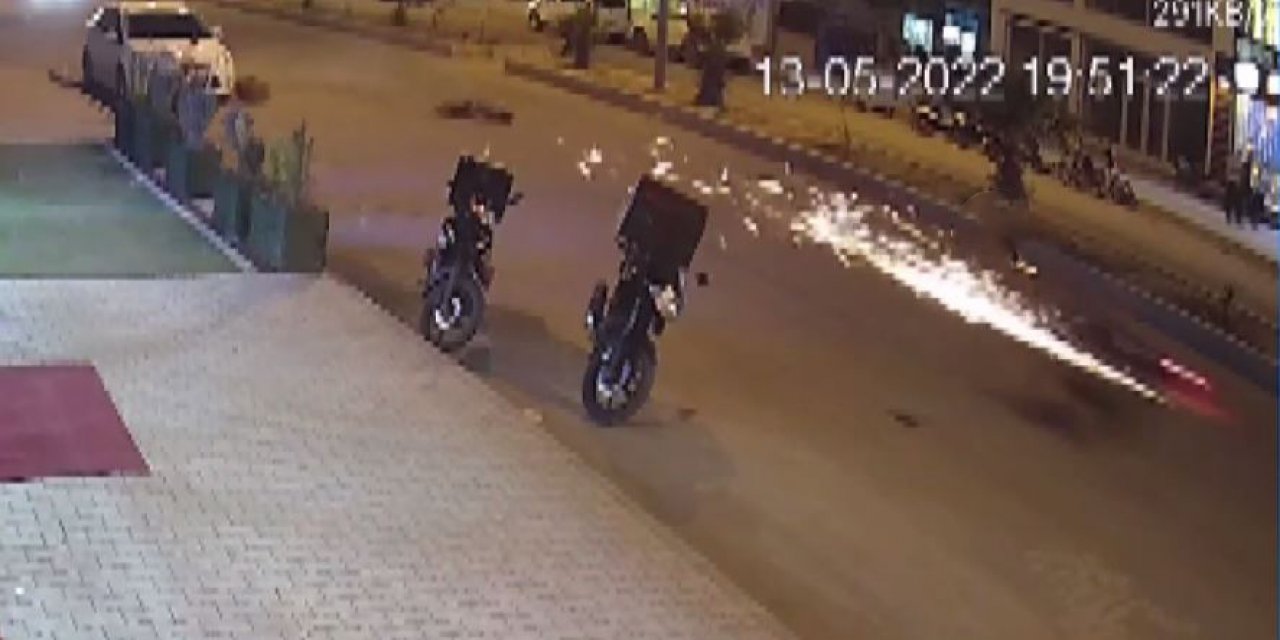 Motosiklet ile bisiklet çarpıştı, o anlar kameraya yansıdı