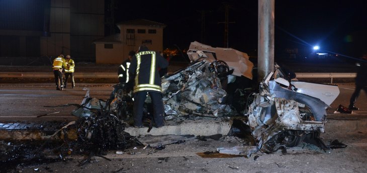 Konya yolunda feci kaza! Yön levhası direğine çarpan otomobil bu hale geldi