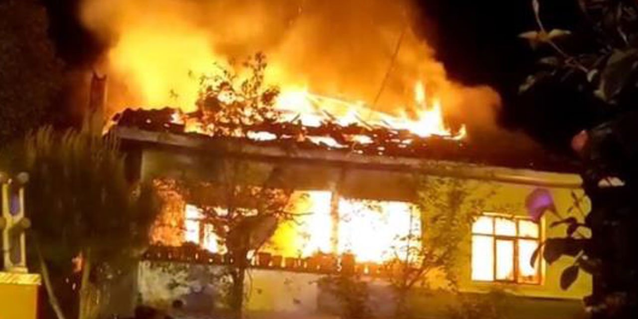 İki katlı ev alev alev yandı
