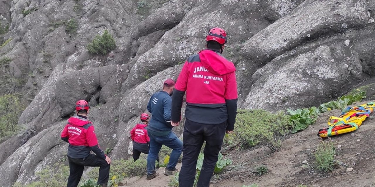 Kayıp olarak aranan yaşlı adam dağlık arazide ölü bulundu