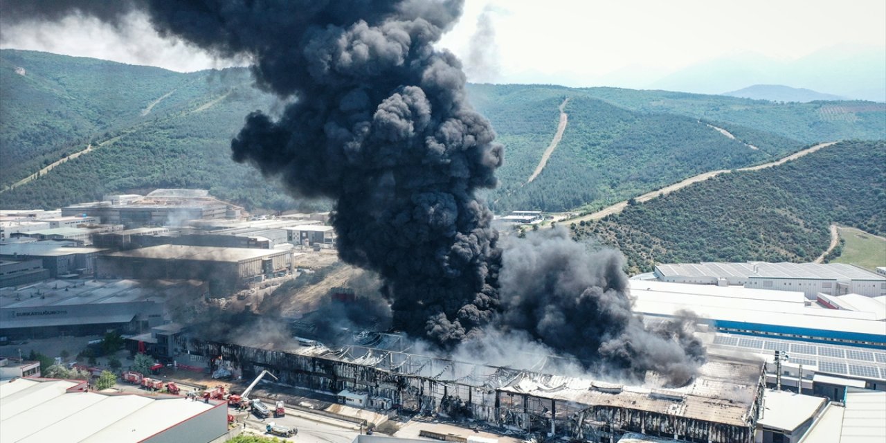 Fabrika yangını: 3 kişi dumandan etkilendi