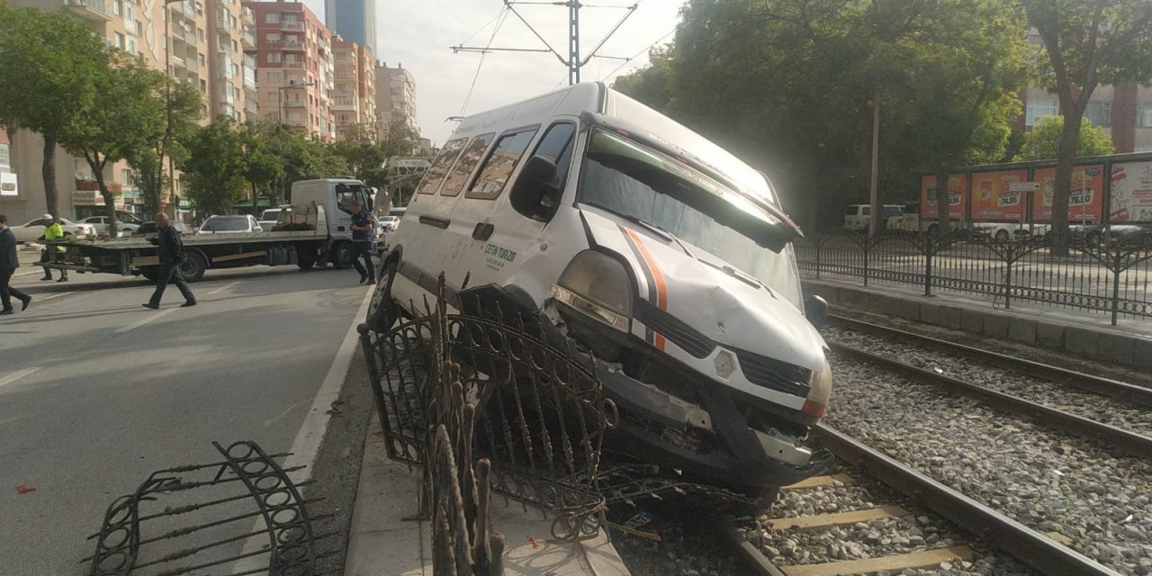 Konya’da servis aracı tramvay yoluna girdi, sürücü alkollü çıktı