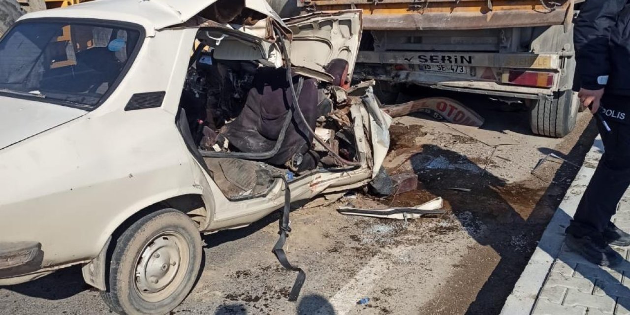 Otomobil park halindeki TIR’a çarptı! Anne ve baba öldü, çocukları yaralandı