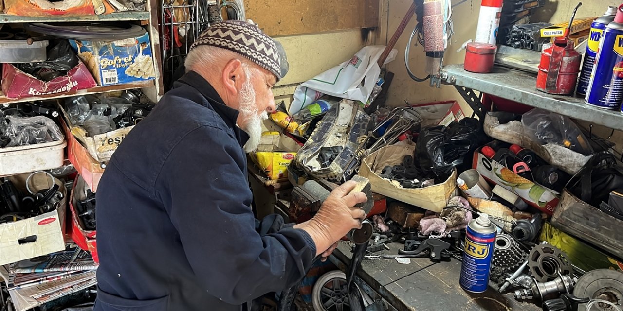 Kendi bisikletini tamir ederek başladığı mesleğini 63 yıldır sürdürüyor