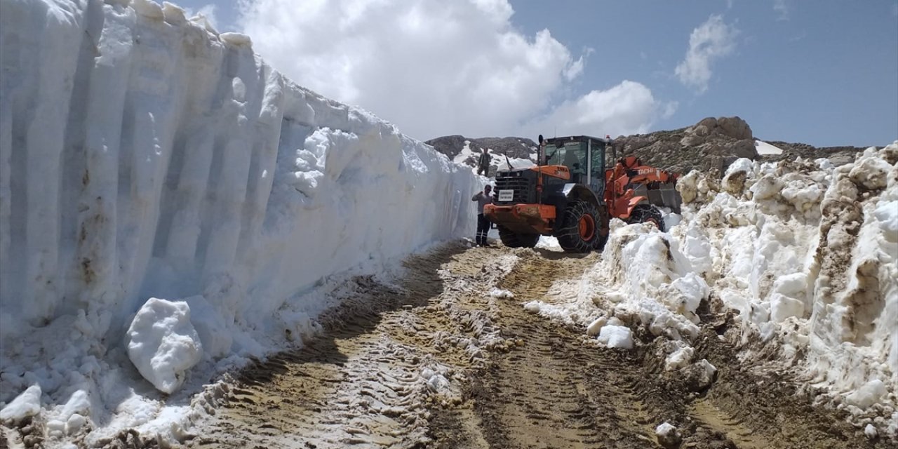 Akseki’de mayıs ortasında 3 metre karla mücadele