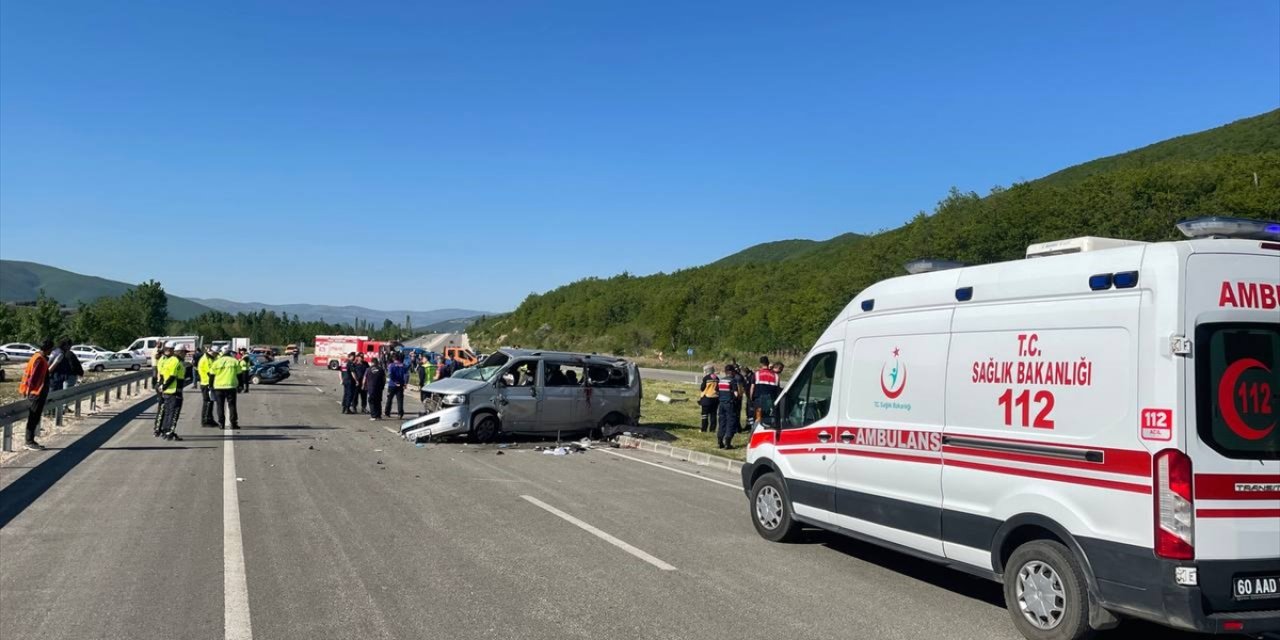 İşçileri taşıyan minibüs ile otomobil çarpıştı: 2 ölü, 12 yaralı