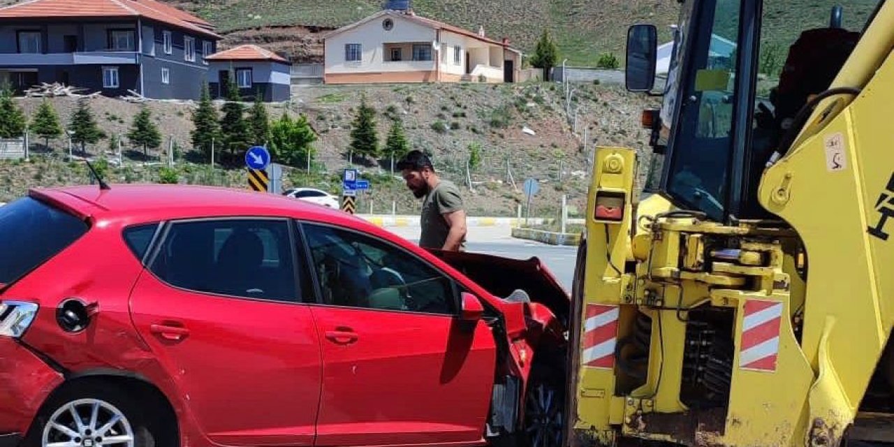 Konya’da zincirleme kaza! iki otomobil ve iş makinesi çarpıştı