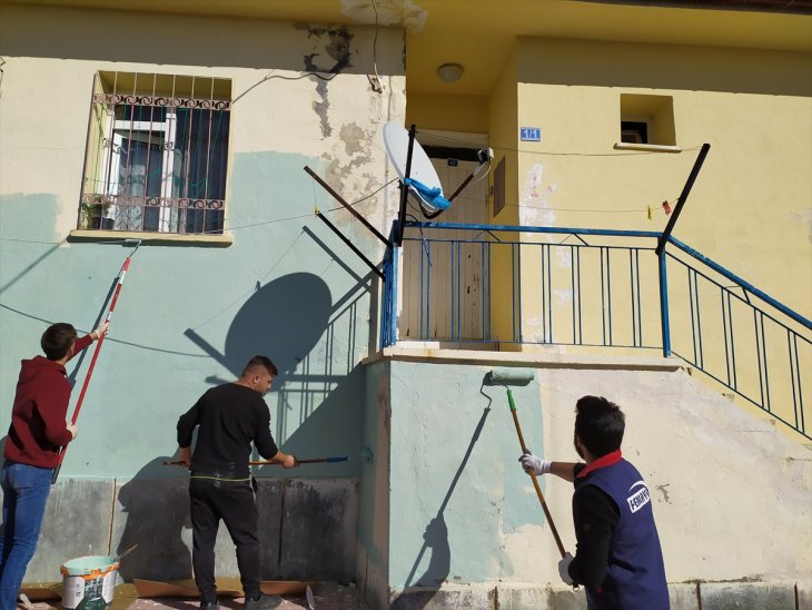 Konya'da KYK öğrencileri sağlık ocağını boyadı