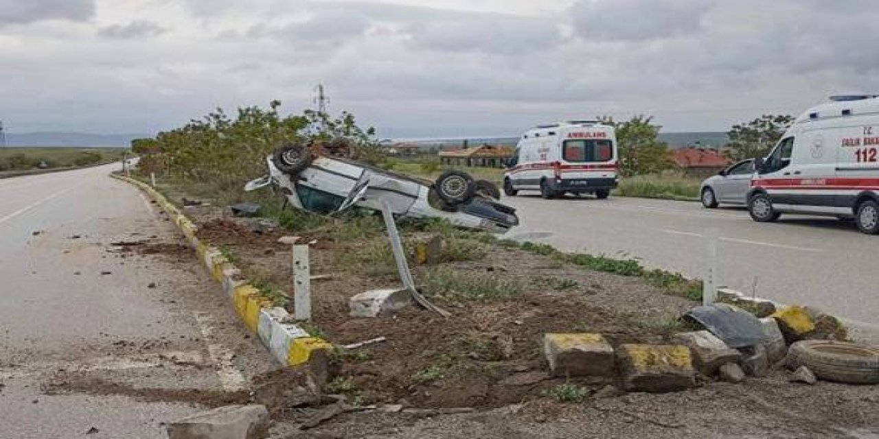 Konya plakalı otomobil refüje devrildi