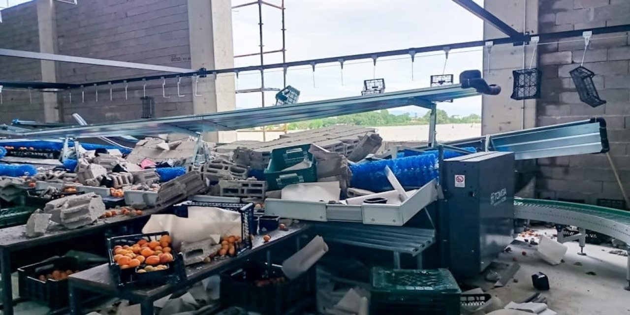 Fabrikanın duvarı yıkıldı: 8 işçi yaralandı