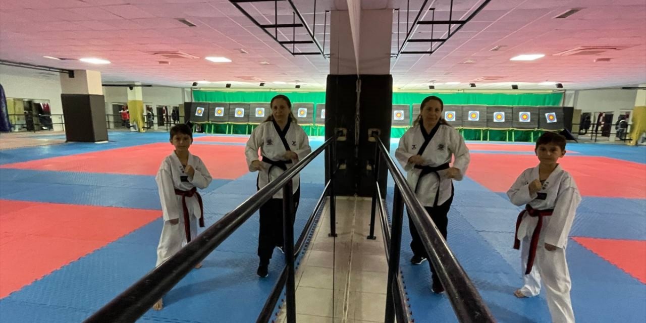 Tekvando antrenörü anne, oğlunu şampiyonluğa hazırlıyor