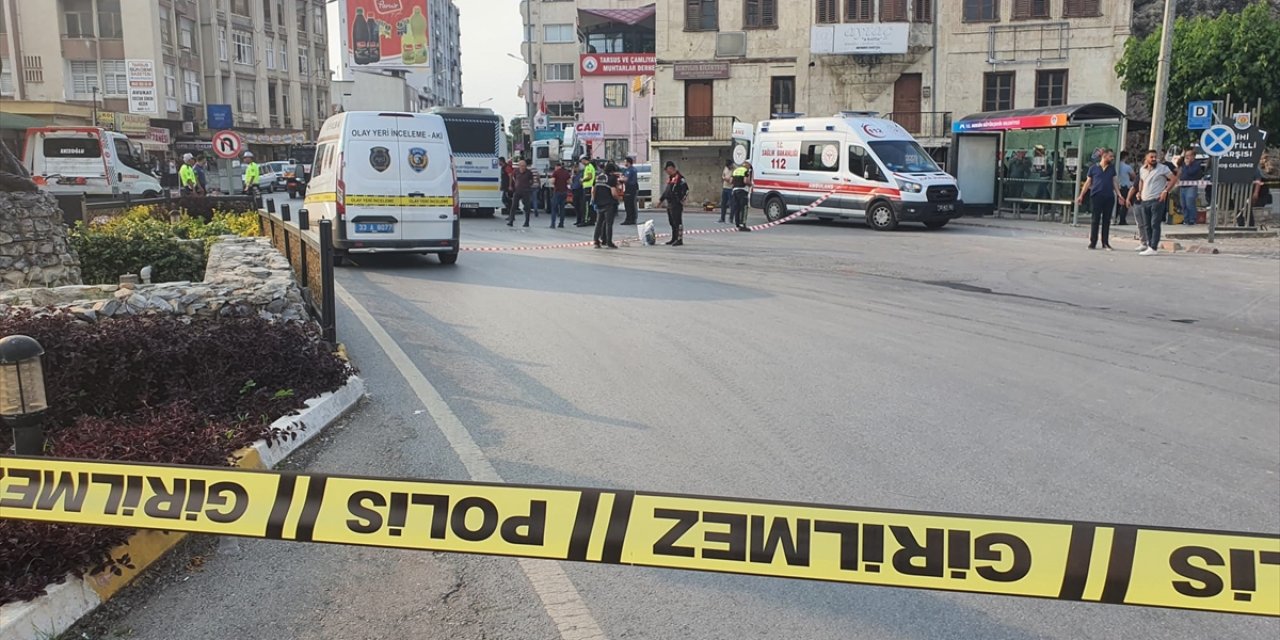 Otobüsün çarptığı kadın öldü! O anlar kameraya yansıdı