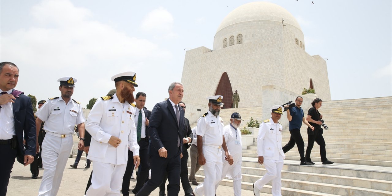 Milli Savunma Bakanı Akar Pakistan’da