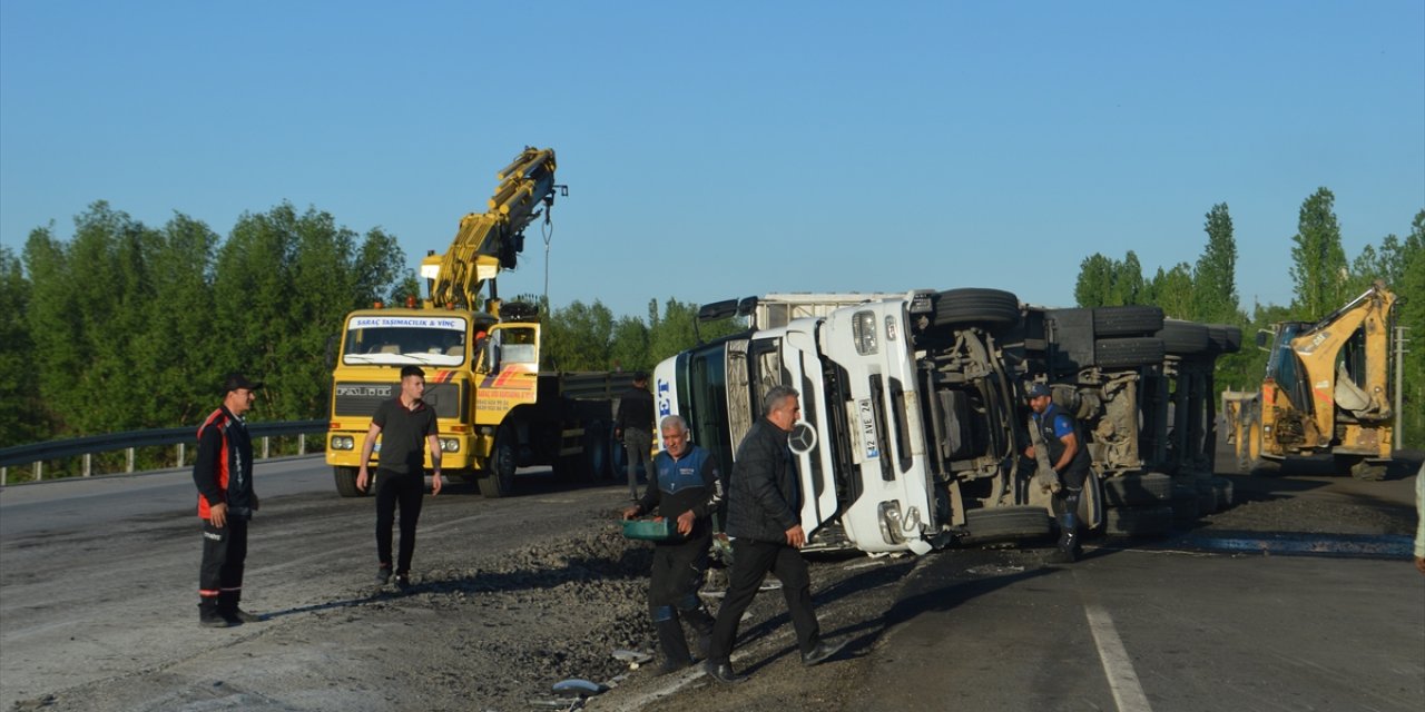 Konya yolunda kömür yüklü TIR devrildi, sürücü yaralandı