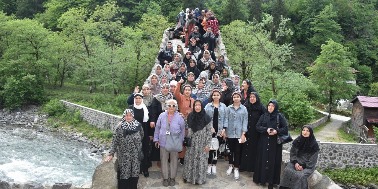 Karatay Belediyesi’nden kadın kursiyerlere Karadeniz gezisi