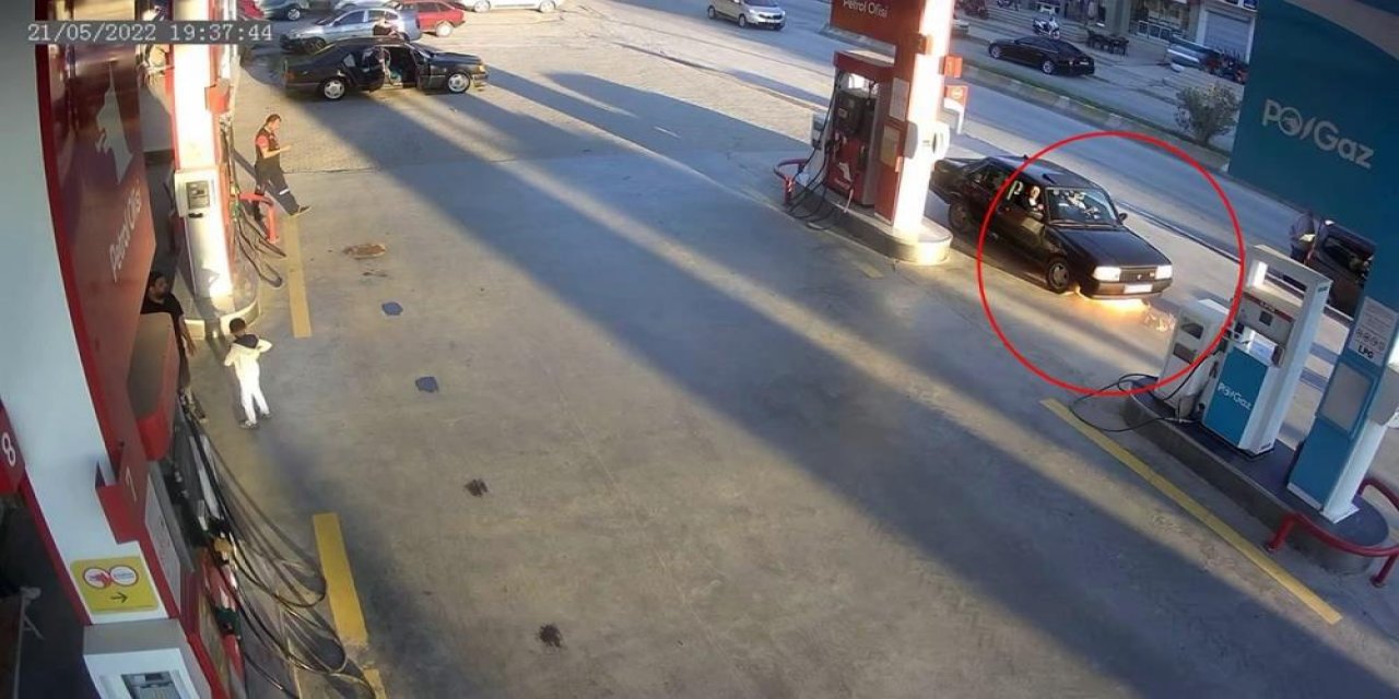 Otomobil akaryakıt istasyonunda alev aldı! Panik anı kameraya yansıdı