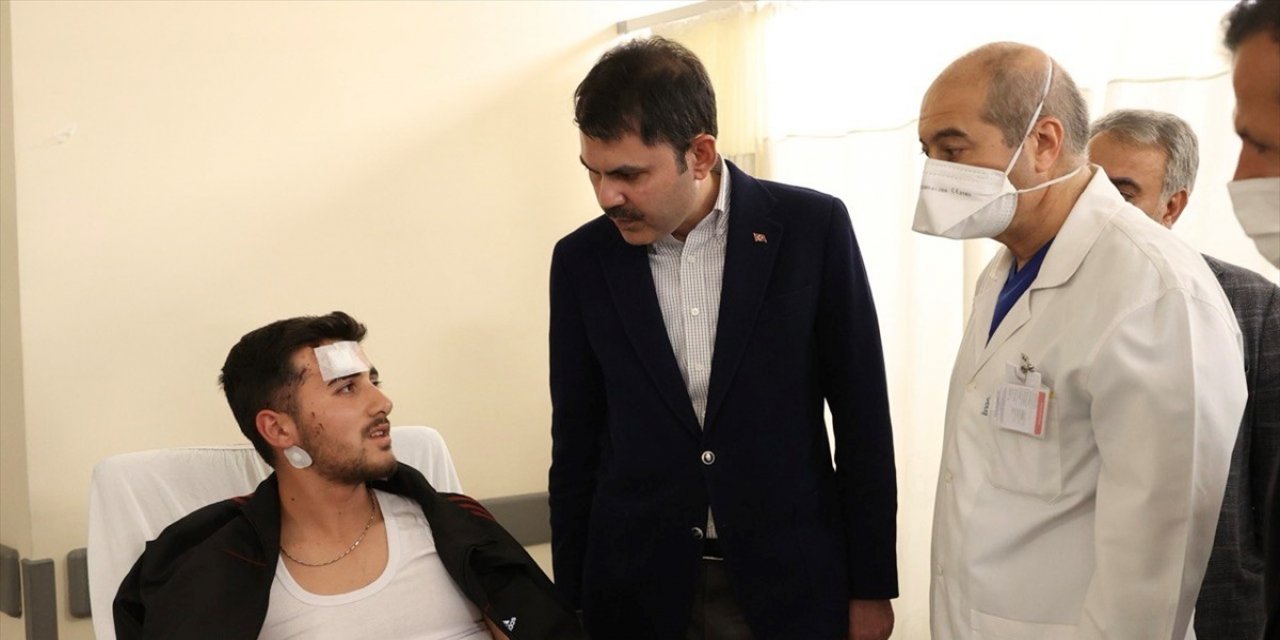Bakan Kurum, Niğde'deki kazada yaralanan öğrencileri hastanede ziyaret etti