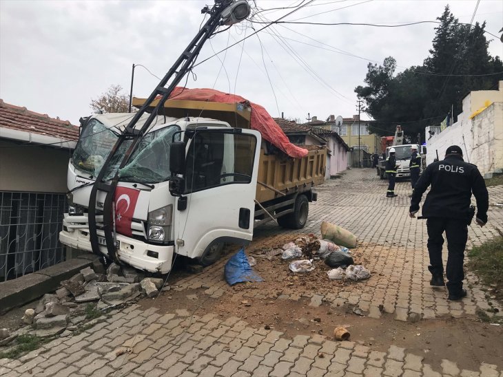 Freni boşalan çöp kamyonu evin çatısına çarptı