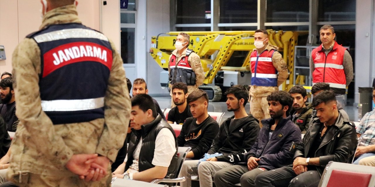Afgan uyruklu 272 düzensiz göçmen ülkelerine gönderildi