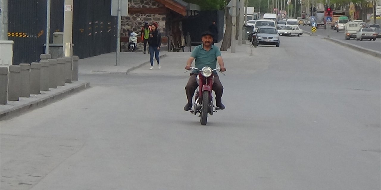 Konyalı Mustafa Yarımoğlu, kendisinden 4 yaş büyük motosikletine gözü gibi bakıyor
