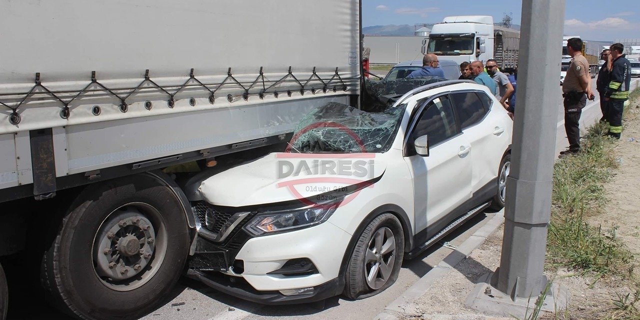 Konya’da otomobil, kırmızı ışıkta bekleyen TIR’a arkadan çarptı