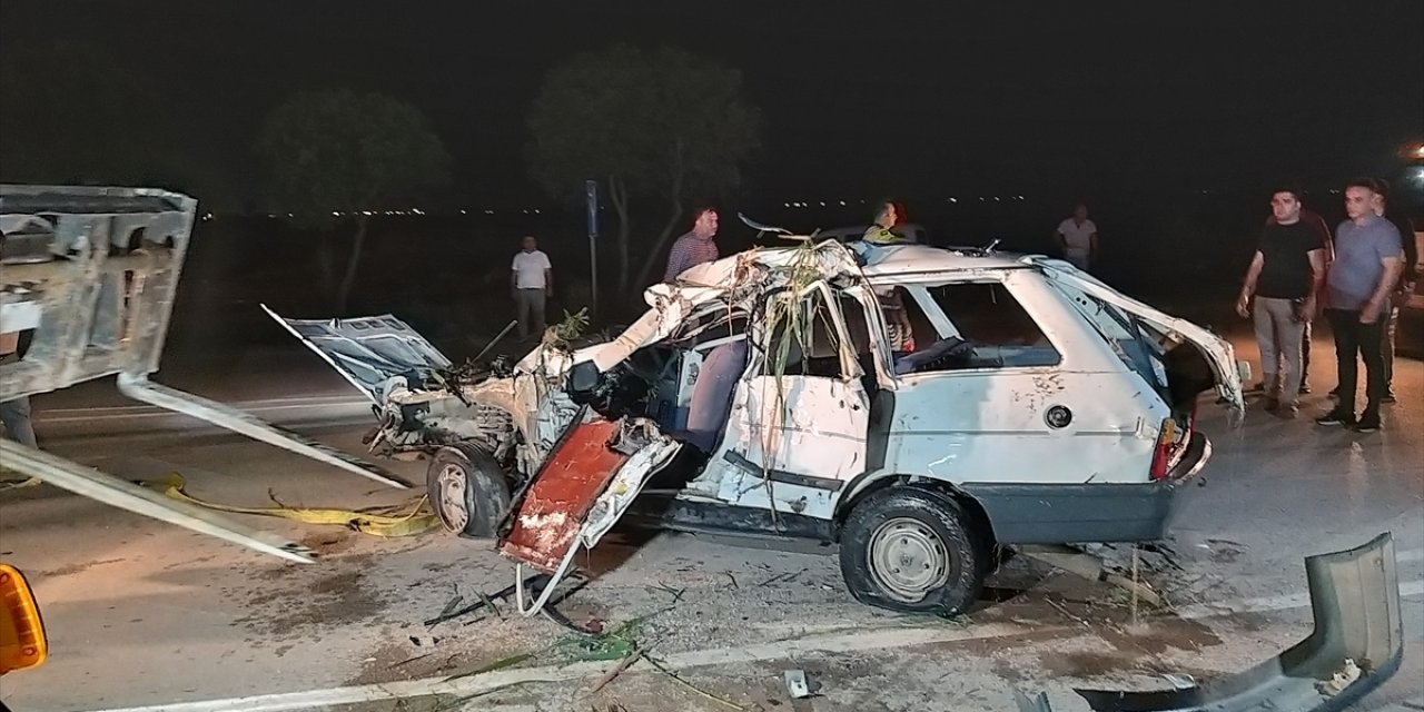 Dere yatağına devrilen otomobildeki iki kişi öldü