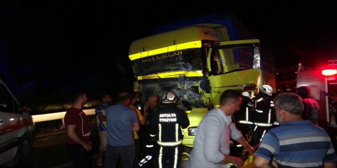 Konya-Antalya yolunu kapatan kaza! Kamyon, TIR’a arkadan çarptı