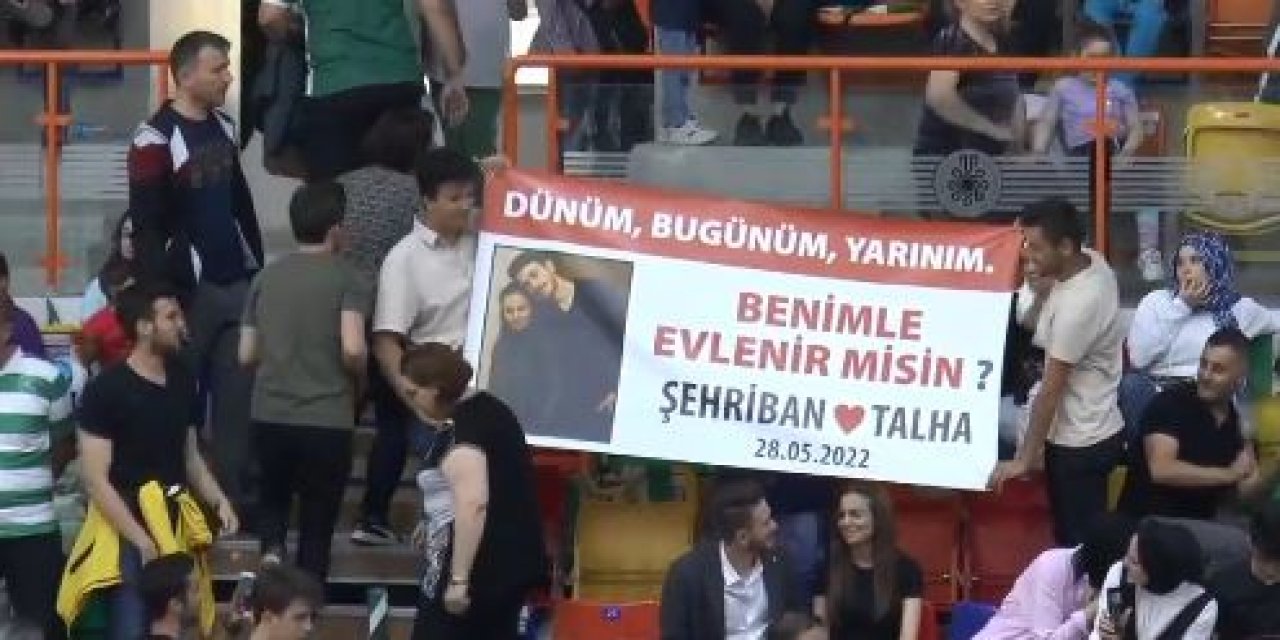 Konyaspor Basketbol maçında sürpriz evlilik teklifi