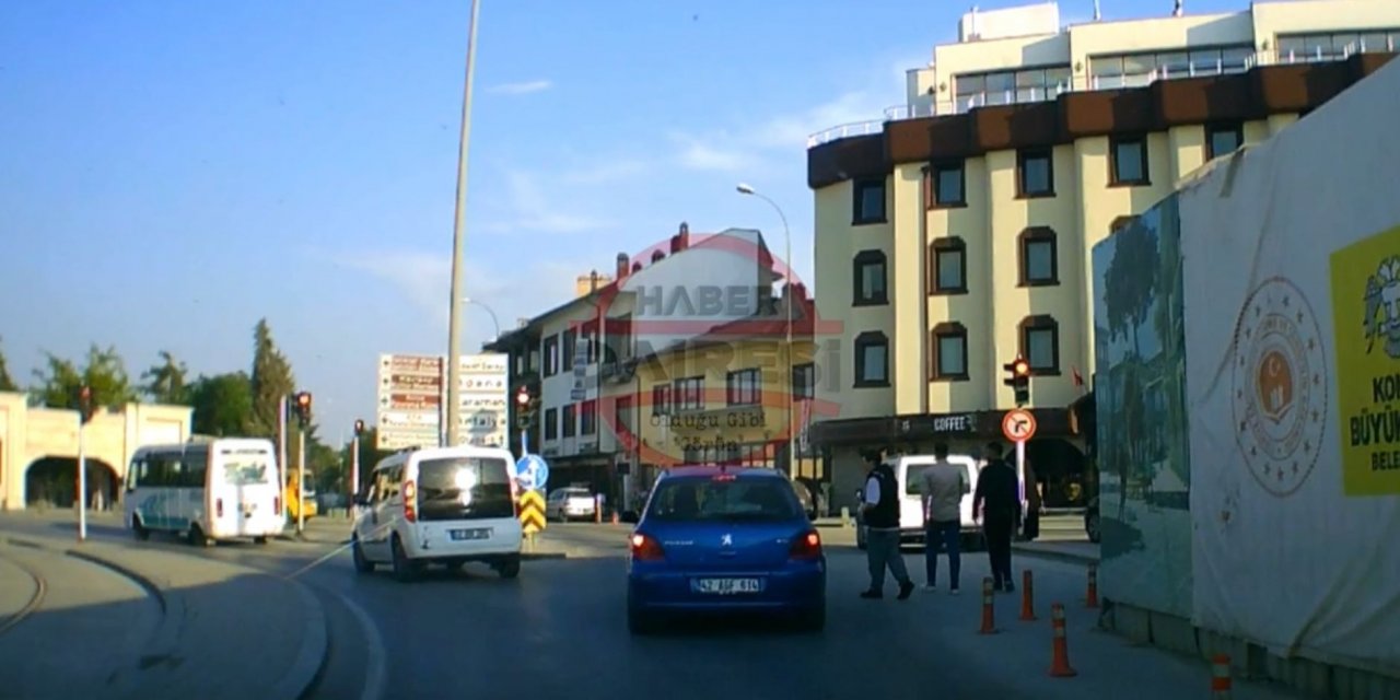 Konya’da yolcu minibüsü yol ortasında yolcu indirip kırmızı ışıkta geçti