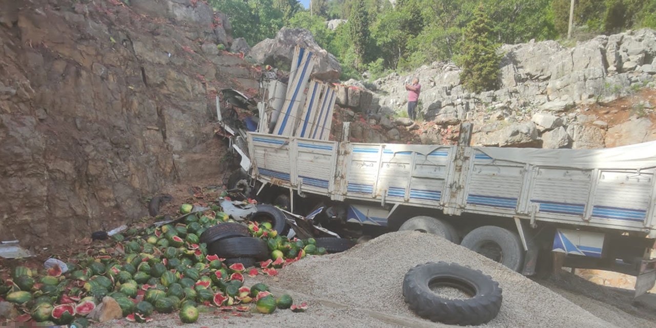 Konya’da freni boşalan karpuz yüklü kamyon kayalıklara çarptı