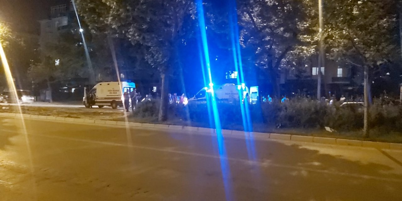 Konya’da otomobil otobüs durağına çarptı: 2 yaralı