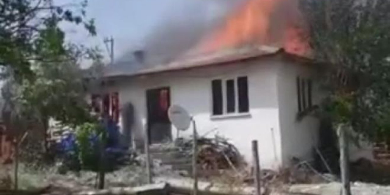 Yangında iki ev ve bir traktör küle döndü