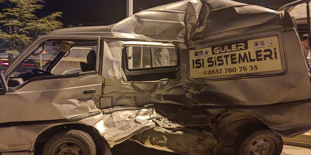 Konya'da kamyonla minibüs çarpıştı: 1 yaralı