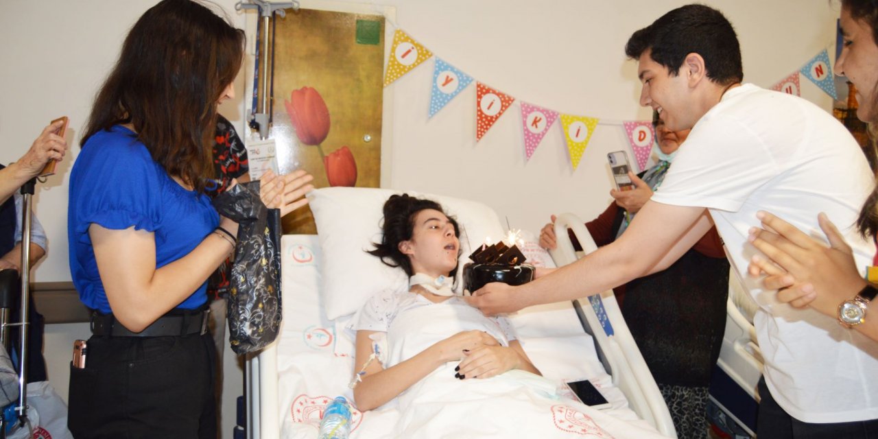 Konya’da sağlık çalışanlarından hastaya doğum günü sürprizi