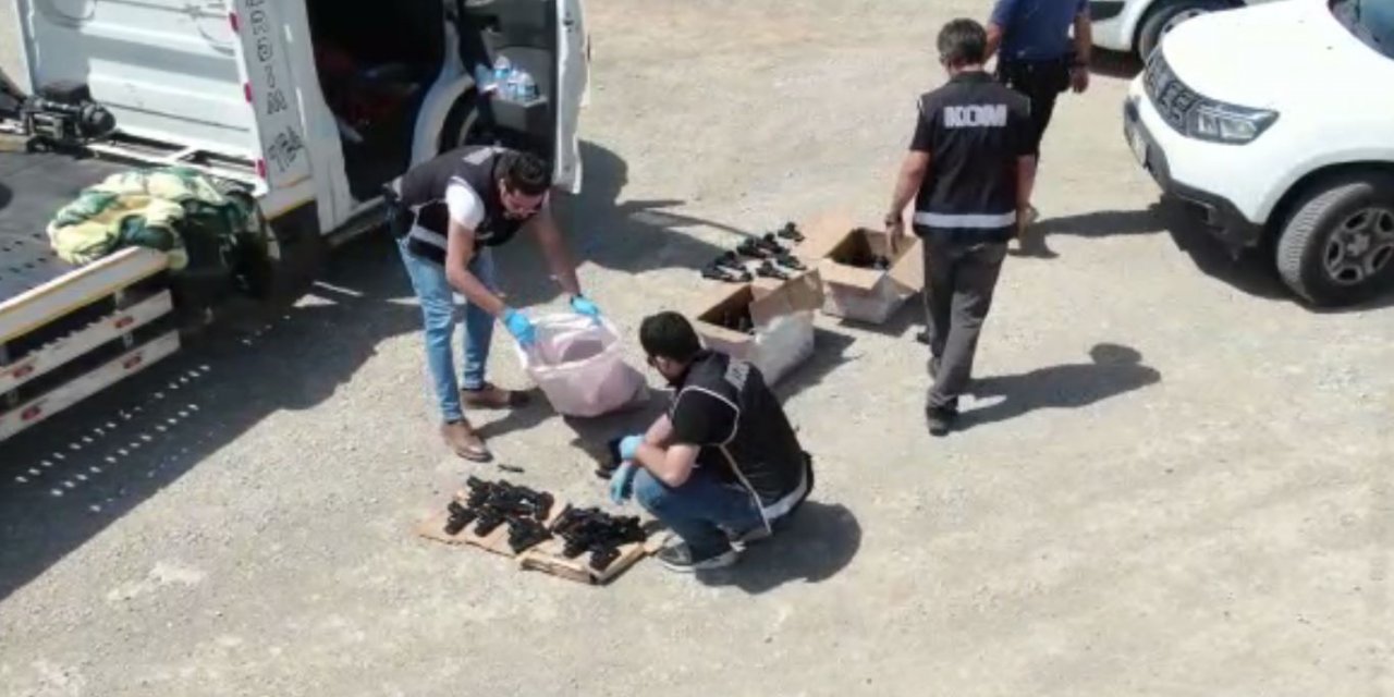 Konya’da oto kurtarıcıdan çok sayıda tabanca ve şarjör çıktı