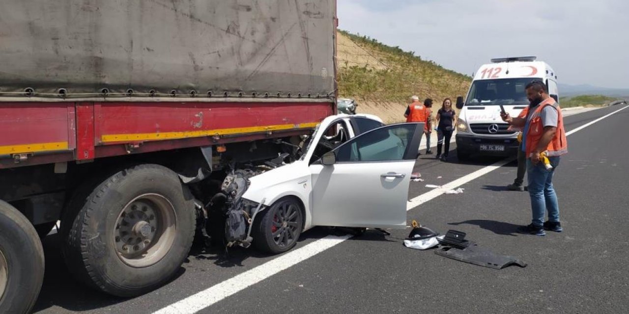 Konya’da feci kaza! Otomobil, TIR’ın dorsesine saplandı