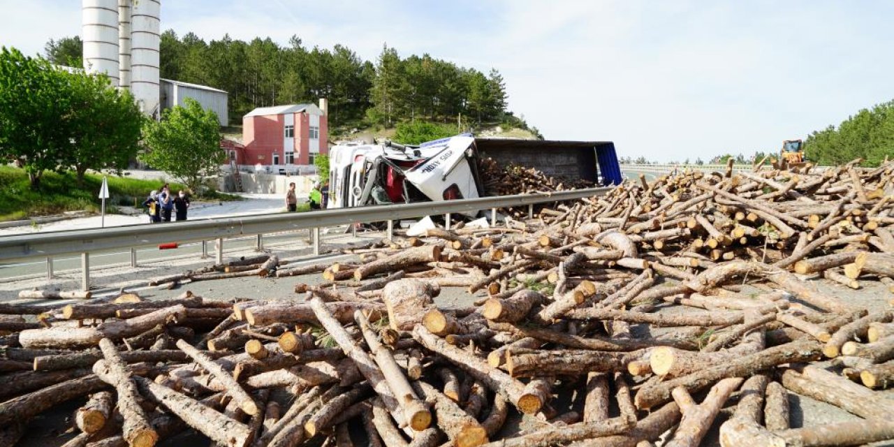 TIR bariyerlere ok gibi saplandı: Sürücü feci şekilde can verdi