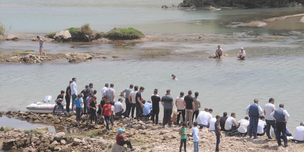 Nehre giren iki çocuk boğularak can verdi