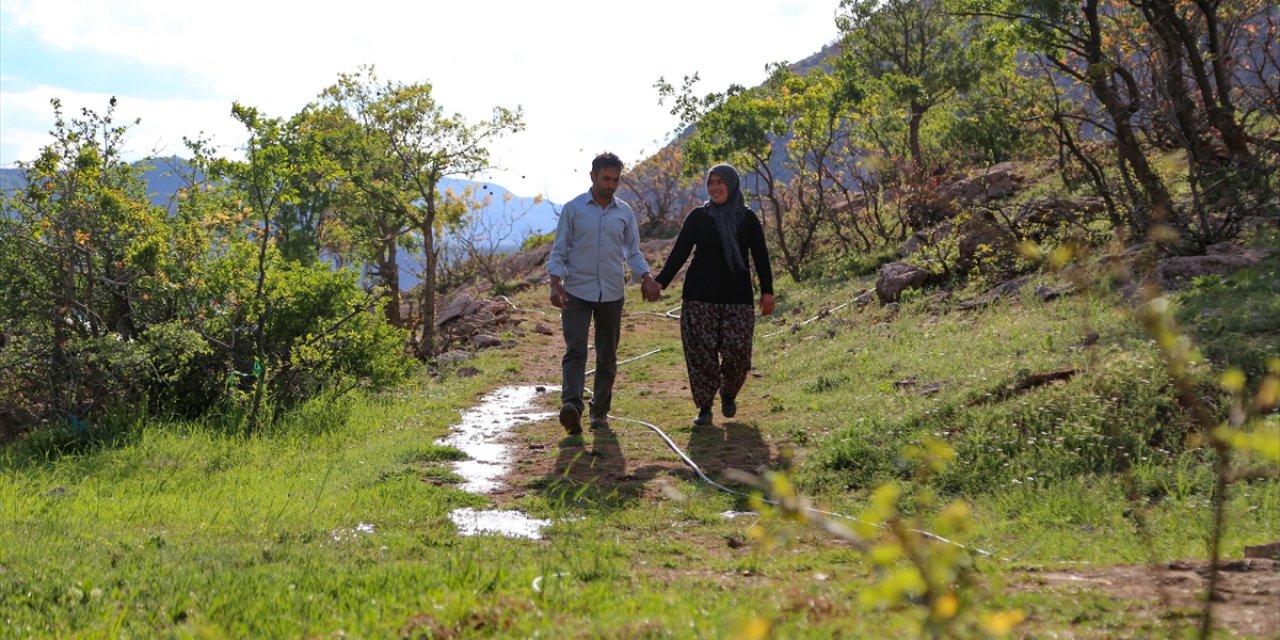 Konyalı Aşık, eşine sevgisini yazdığı şiirler ve şarkılarla dile getiriyor