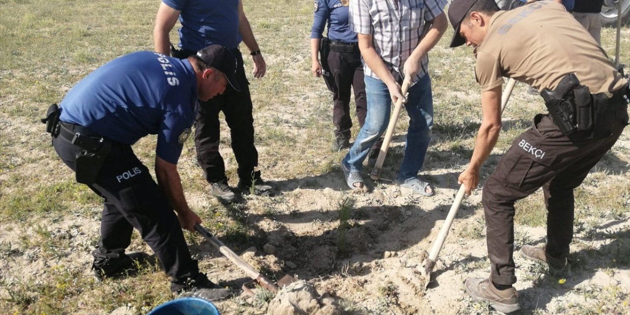 Karapınar'da polis 150 çam fidanını toprakla buluşturdu