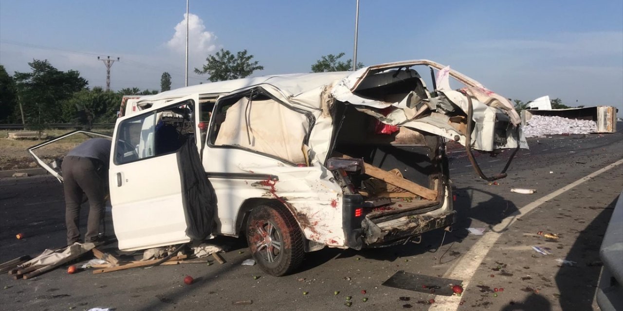 Konya’da TIR kamyonetle çarpıştı