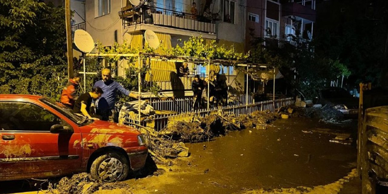 Anne ve kızı su basan evde mahsur kaldı! Biri öldü, diğeri yaralı