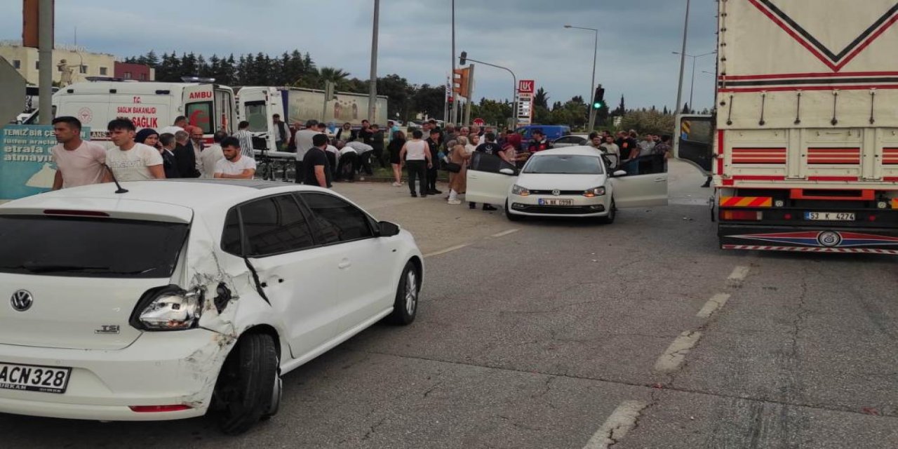 Kırmızı ışıkta bekleyen iki otomobile kamyon çarptı: 1 ölü, 2 yaralı