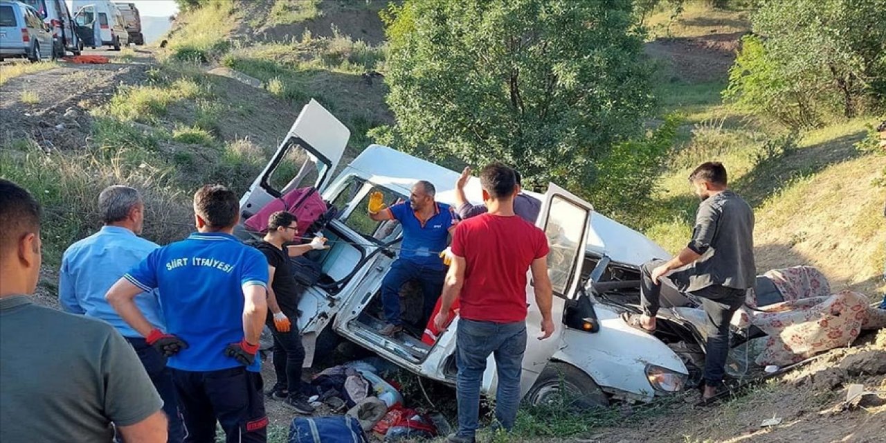 Şarampole devrilen minibüsteki 4 kişi öldü, 6 kişi yaralandı