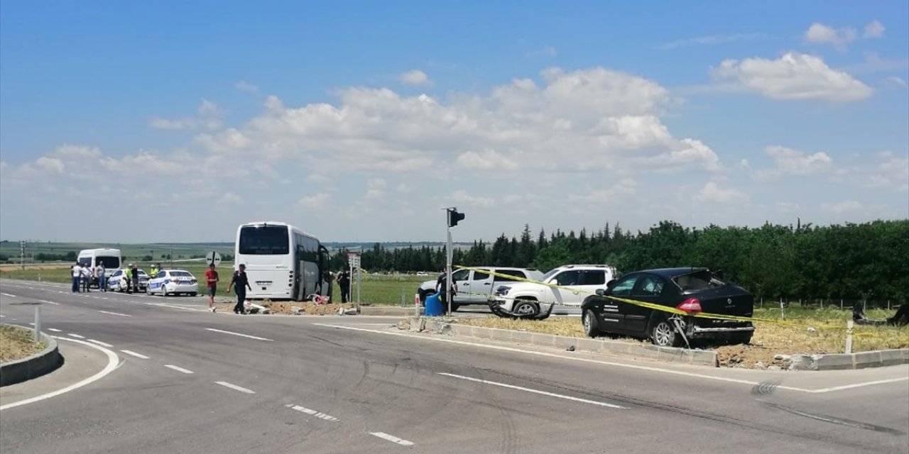 Askeri araç ile otomobil çarpıştı: Ölü ve yaralılar var