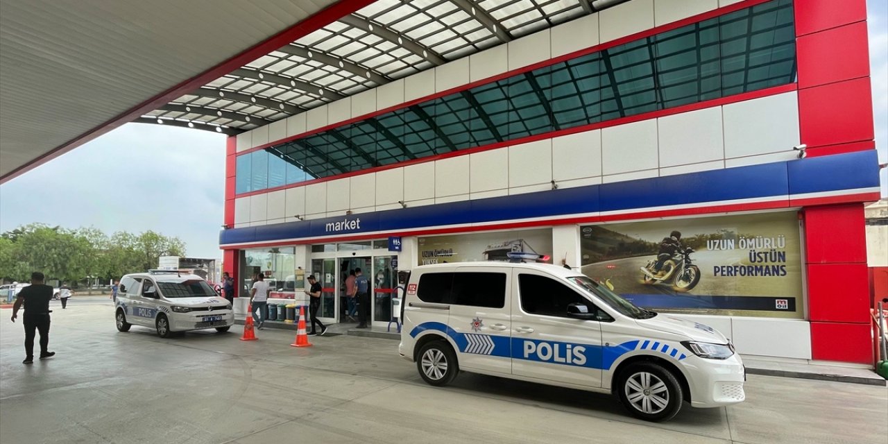 Silah ve bıçakla geldi, akaryakıt istasyonu çalışanlarını gasp etti